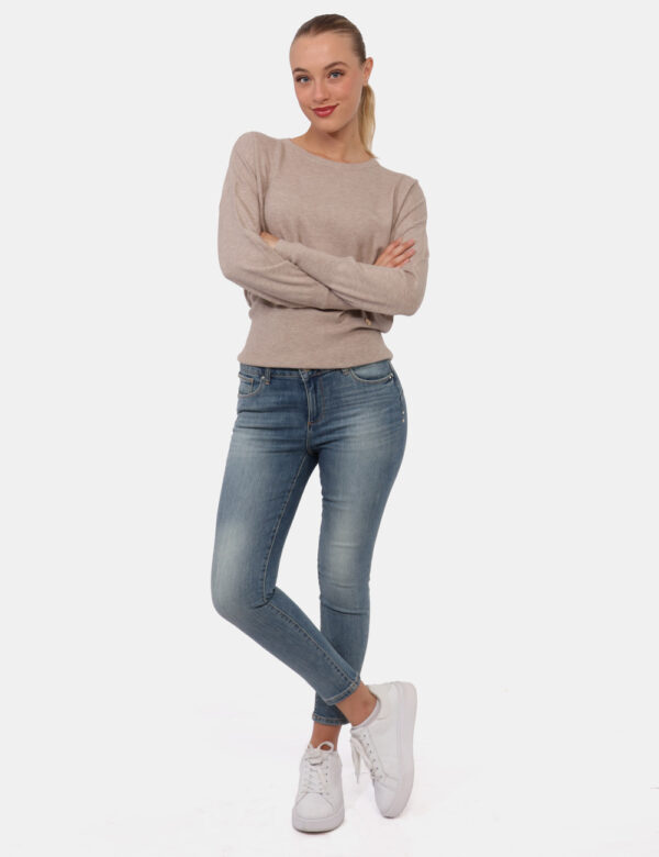 Jeans Fracomina Jeans - Jeans in total blu denim light con tasche sagomate sul fronte e tasche a toppa sul retro. La vestibi