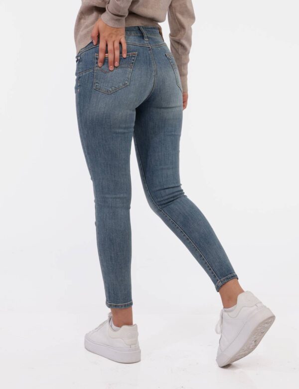 Jeans Fracomina Jeans - Jeans in total blu denim light con tasche sagomate sul fronte e tasche a toppa sul retro. La vestibi