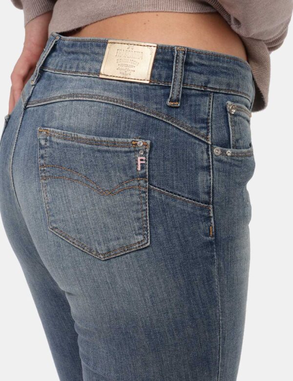 Jeans Fracomina Jeans - Jeans in total blu denim light con tasche sagomate sul fronte e tasche a toppa sul retro. La vestibi