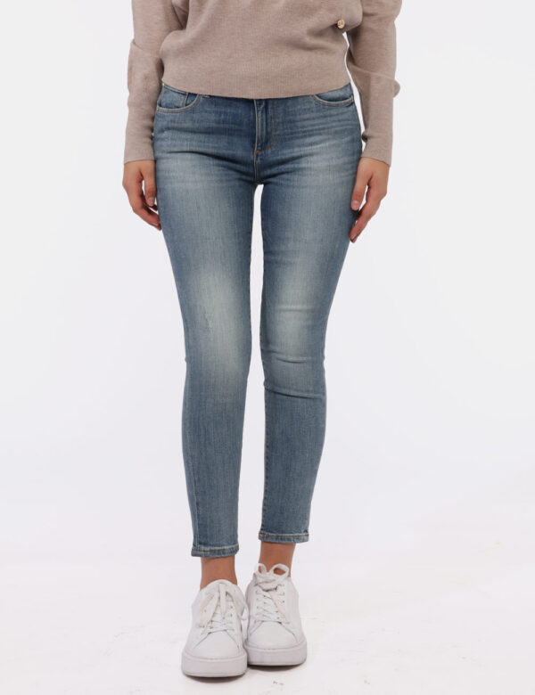 Jeans Fracomina Jeans - Jeans in total blu denim light con tasche sagomate sul fronte e tasche a toppa sul retro. La vestibi