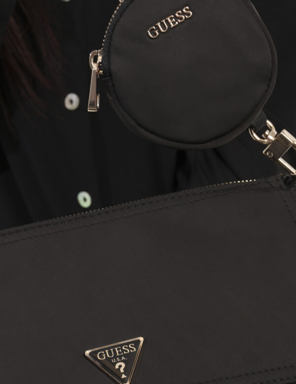 Borsa GUESS Nero - Borsa a mano di piccole dimensioni in total nero con logo brand dorato. Presente doppio scompartimento un