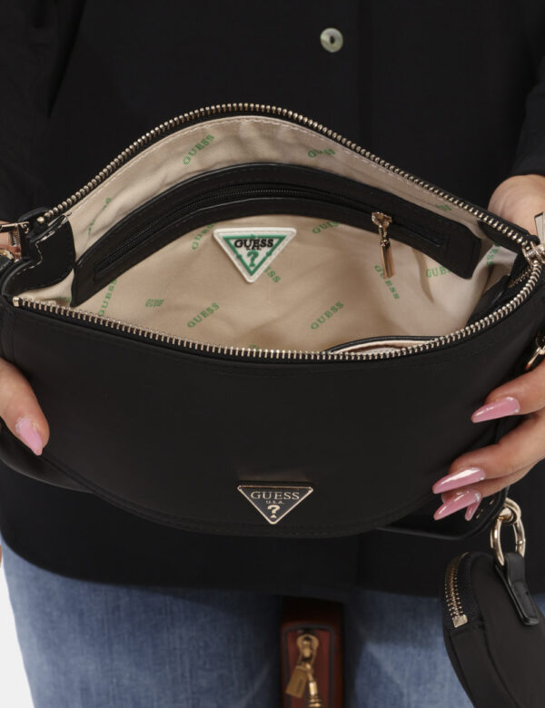 Borsa GUESS Nero - Borsa a mano di piccole dimensioni in total nero con logo brand dorato. Presente doppio scompartimento un