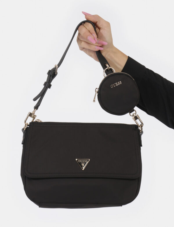 Borsa GUESS Nero - Borsa a mano di piccole dimensioni in total nero con logo brand dorato. Presente doppio scompartimento un