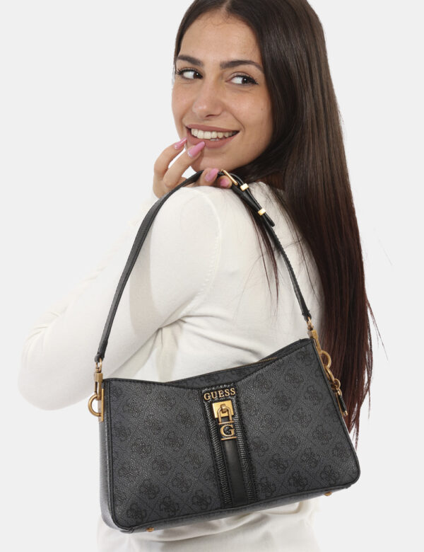 Borsa GUESS Grigio - Borsa a mano semirigida di piccole dimensioni in fantasia grigia e nera brandizzata. L'interno è compos