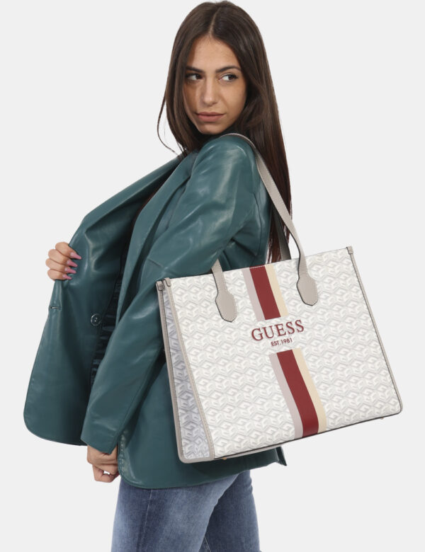 Borsa GUESS Grigio - Borsa a mano semirigida di grandi dimensioni in fantasia grigia e bianca. L'interno è capiente con unic