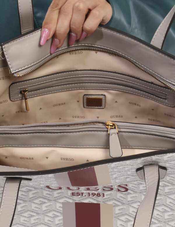 Borsa GUESS Grigio - Borsa a mano semirigida di grandi dimensioni in fantasia grigia e bianca. L'interno è capiente con unic