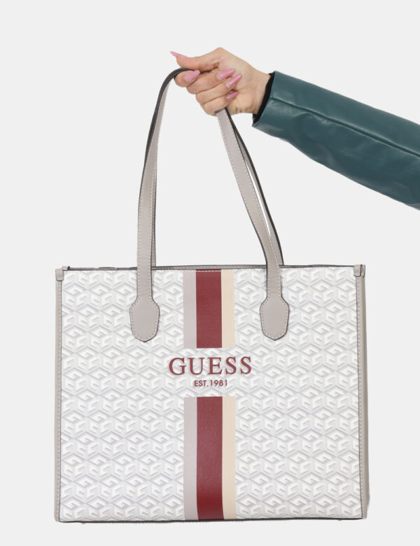 Borsa GUESS Grigio - Borsa a mano semirigida di grandi dimensioni in fantasia grigia e bianca. L'interno è capiente con unic