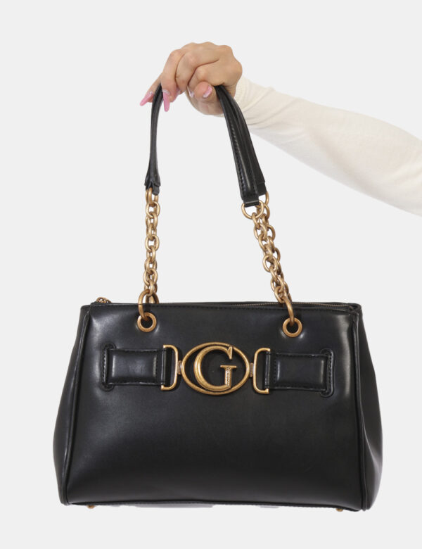 Borsa GUESS Nero - Borsa a mano semirigida in simil pelle ed in total nero. L'interno è capiente con doppio scompartimento p