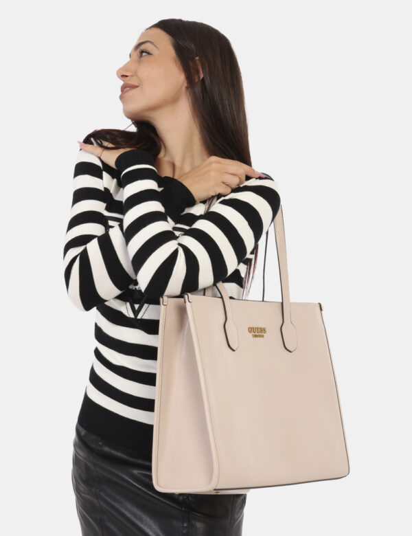 Borsa GUESS Beige - Borsa a mano semirigida in simil pelle ed in total beige. L'interno è capiente con doppio scompartimento