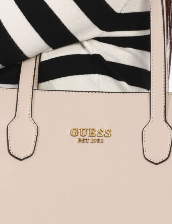 Borsa GUESS Beige - Borsa a mano semirigida in simil pelle ed in total beige. L'interno è capiente con doppio scompartimento