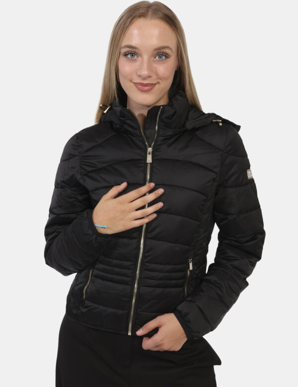 Piumino Yes Zee Nero - Piumino leggero con cappuccio in total nero. Presenti tasche a taglio trasversale con chiusura a zip