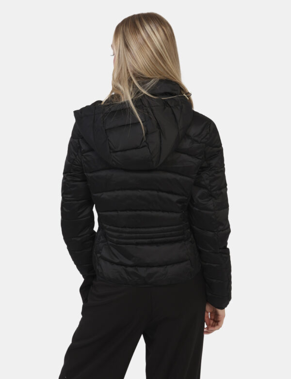 Piumino Yes Zee Nero - Piumino leggero con cappuccio in total nero. Presenti tasche a taglio trasversale con chiusura a zip