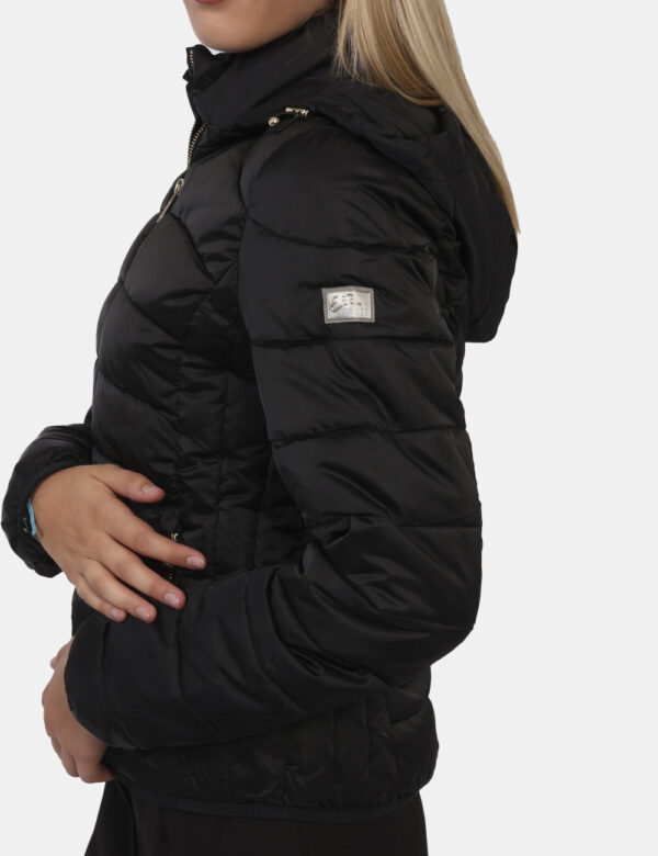Piumino Yes Zee Nero - Piumino leggero con cappuccio in total nero. Presenti tasche a taglio trasversale con chiusura a zip