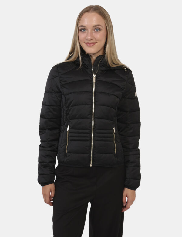 Piumino Yes Zee Nero - Piumino leggero con cappuccio in total nero. Presenti tasche a taglio trasversale con chiusura a zip