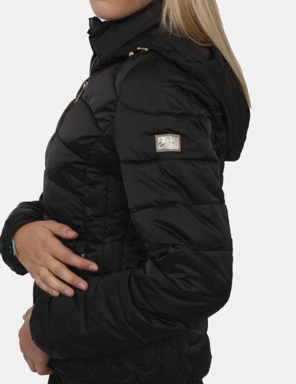 Piumino Yes Zee Nero - Piumino leggero con cappuccio in total nero. Presenti tasche a taglio trasversale con chiusura a zip