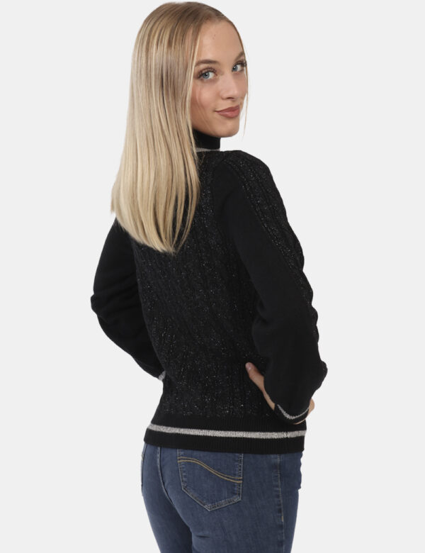 Maglione Yes Zee Nero - Maglione modello dolcevita in total nero con filo lurex argentato e trama intrecciata. La vestibili