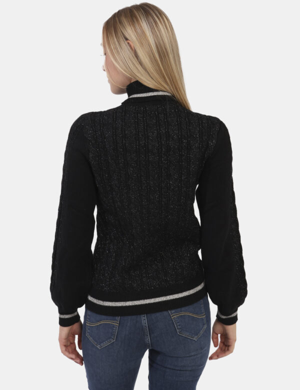 Maglione Yes Zee Nero - Maglione modello dolcevita in total nero con filo lurex argentato e trama intrecciata. La vestibili