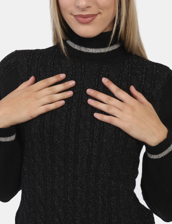 Maglione Yes Zee Nero - Maglione modello dolcevita in total nero con filo lurex argentato e trama intrecciata. La vestibili