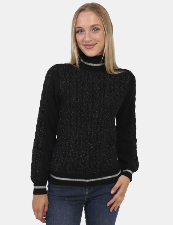 Maglione Yes Zee Nero - Maglione modello dolcevita in total nero con filo lurex argentato e trama intrecciata. La vestibili
