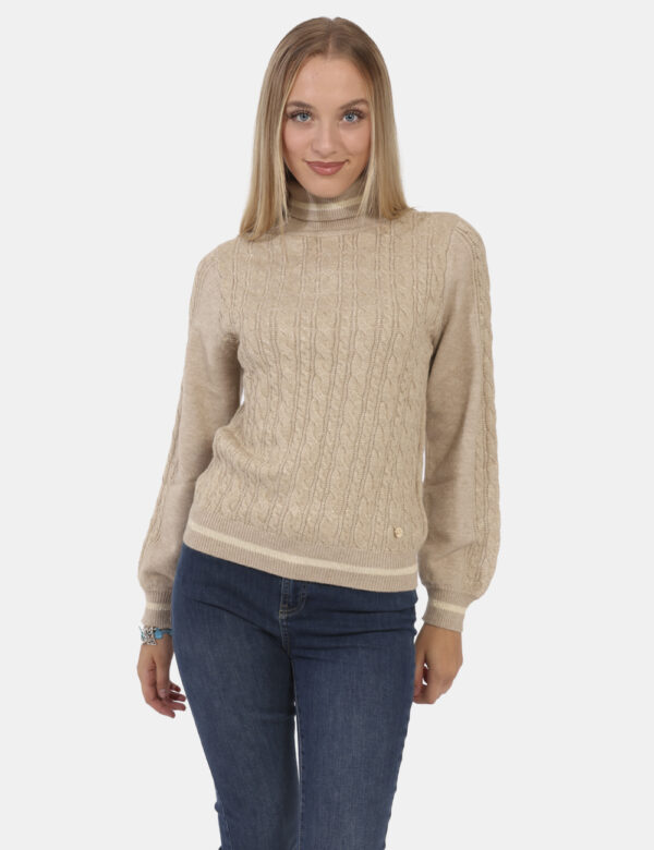 Maglione Yes Zee Beige - Maglione modello dolcevita in total beige con filo lurex argentato e trama intrecciata. La vestibi