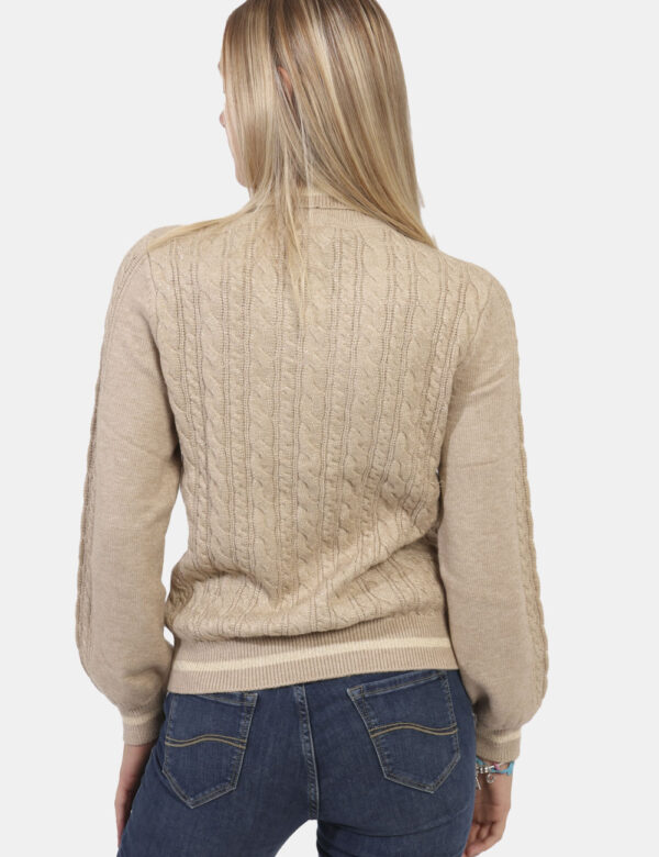 Maglione Yes Zee Beige - Maglione modello dolcevita in total beige con filo lurex argentato e trama intrecciata. La vestibi