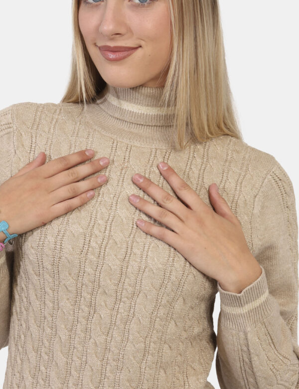 Maglione Yes Zee Beige - Maglione modello dolcevita in total beige con filo lurex argentato e trama intrecciata. La vestibi