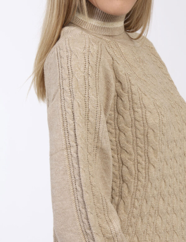 Maglione Yes Zee Beige - Maglione modello dolcevita in total beige con filo lurex argentato e trama intrecciata. La vestibi