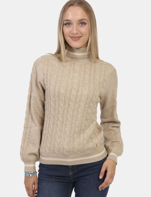 Maglione Yes Zee Beige - Maglione modello dolcevita in total beige con filo lurex argentato e trama intrecciata. La vestibi