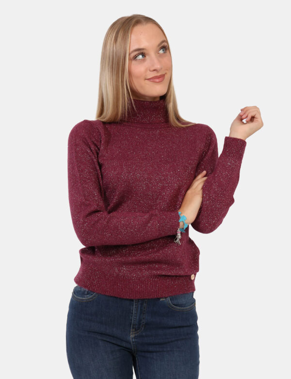 Maglione Yes Zee Bordeaux - Maglione modello dolcevita in total bordeaux con filo lurex dorato. La vestibilità è morbida e r