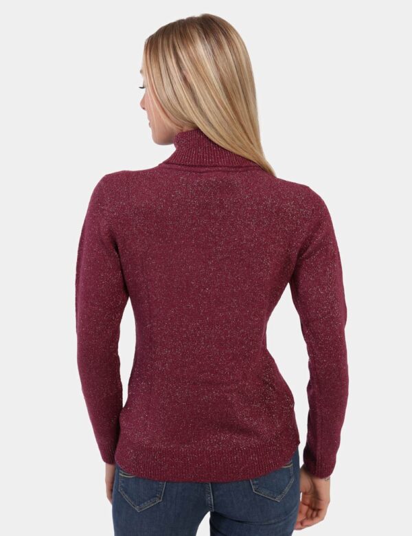 Maglione Yes Zee Bordeaux - Maglione modello dolcevita in total bordeaux con filo lurex dorato. La vestibilità è morbida e r