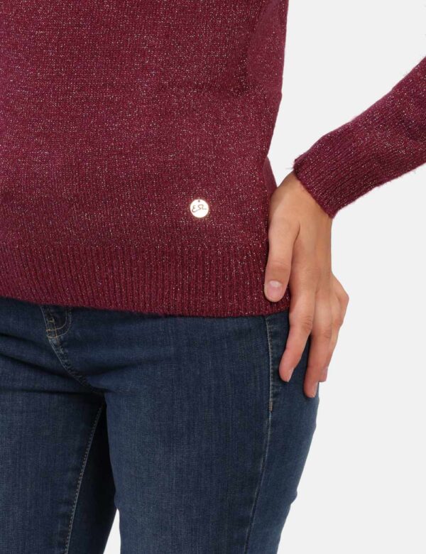 Maglione Yes Zee Bordeaux - Maglione modello dolcevita in total bordeaux con filo lurex dorato. La vestibilità è morbida e r