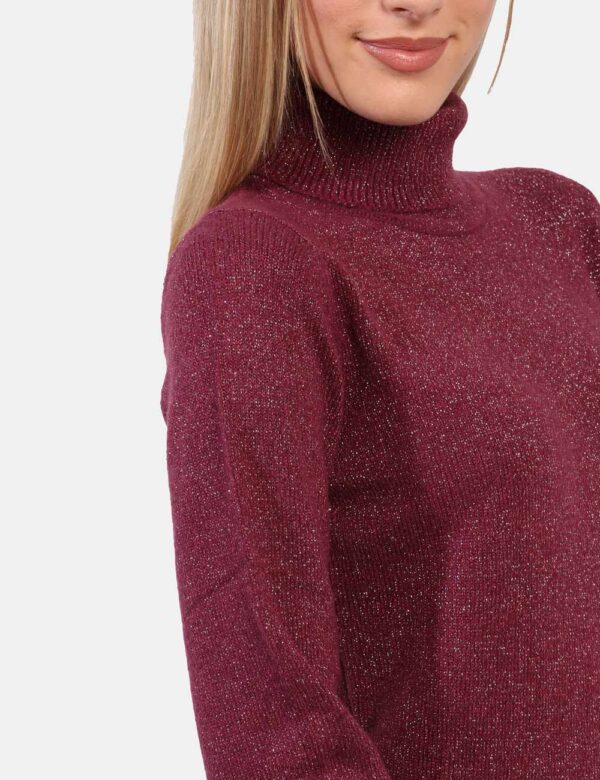 Maglione Yes Zee Bordeaux - Maglione modello dolcevita in total bordeaux con filo lurex dorato. La vestibilità è morbida e r