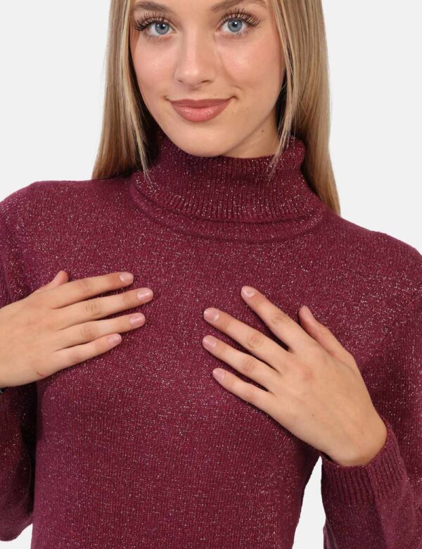 Maglione Yes Zee Bordeaux - Maglione modello dolcevita in total bordeaux con filo lurex dorato. La vestibilità è morbida e r