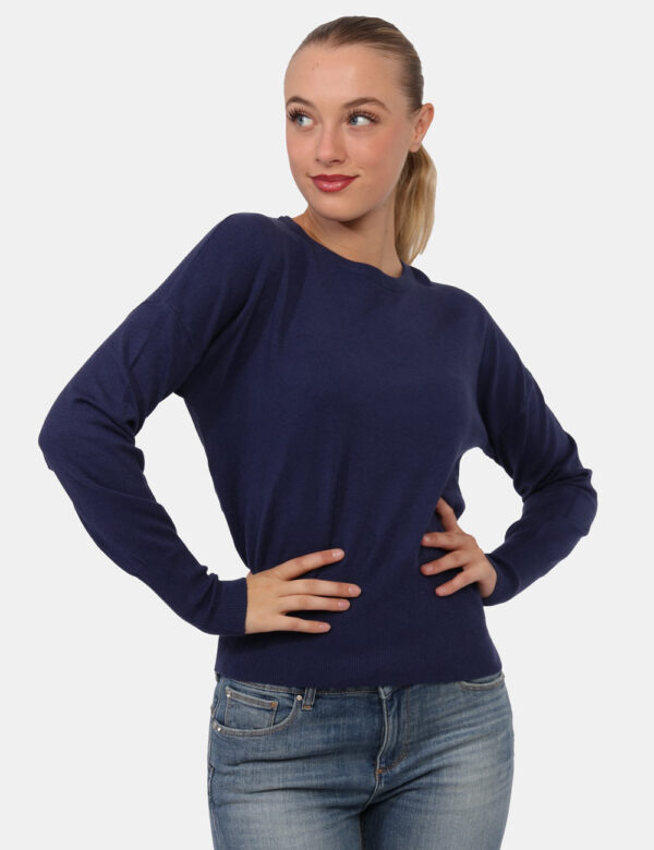 Maglione Yes Zee Blu - Maglione classico in total blu. La vestibilità è morbida e regolare. Il maglione è adatto per occasio
