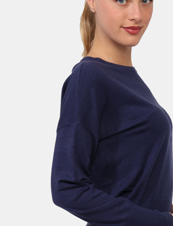 Maglione Yes Zee Blu - Maglione classico in total blu. La vestibilità è morbida e regolare. Il maglione è adatto per occasio