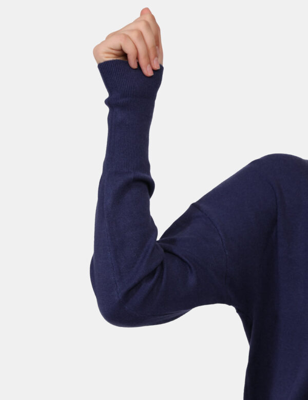 Maglione Yes Zee Blu - Maglione classico in total blu. La vestibilità è morbida e regolare. Il maglione è adatto per occasio