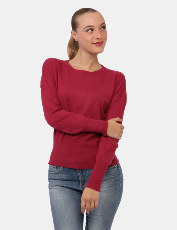 Maglione Yes Zee Fucsia - Maglione classico in total fucsia scuro. La vestibilità è morbida e regolare. Il maglione è adatto