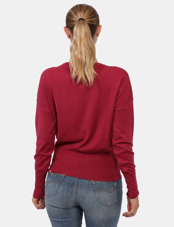 Maglione Yes Zee Fucsia - Maglione classico in total fucsia scuro. La vestibilità è morbida e regolare. Il maglione è adatto