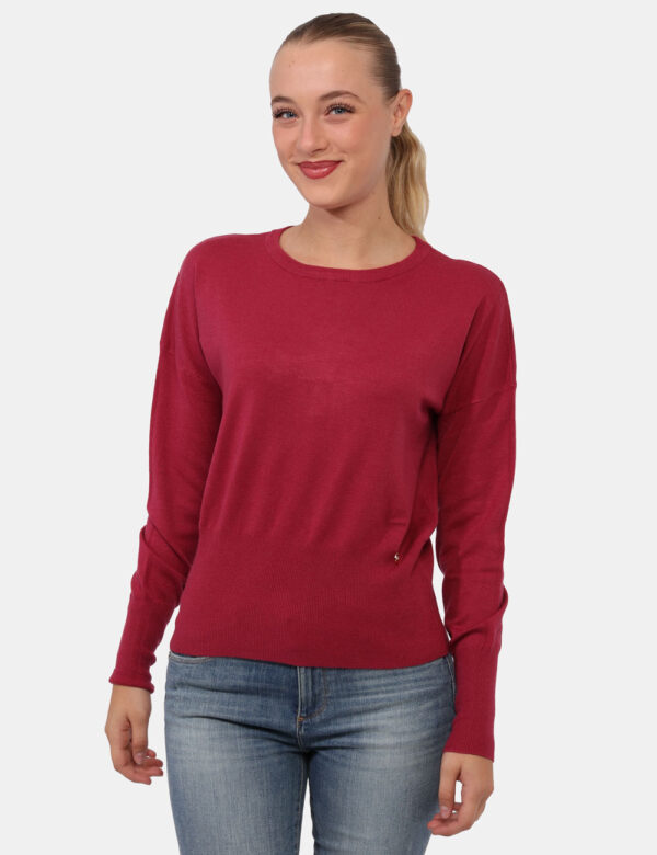 Maglione Yes Zee Fucsia - Maglione classico in total fucsia scuro. La vestibilità è morbida e regolare. Il maglione è adatto