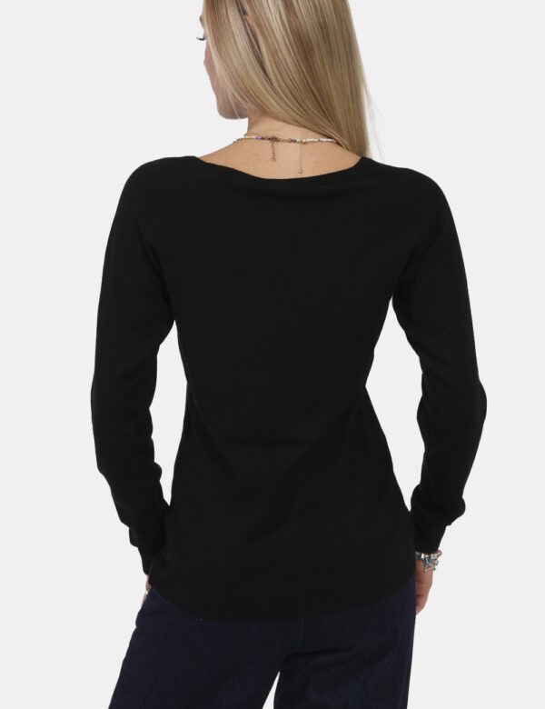 Maglia Yes Zee Nero - Maglia a maniche lunghe con scollo a barchetta ed in total nero. La vestibilità è morbida e regolare.