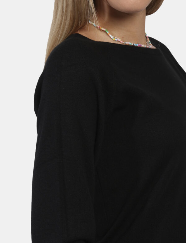 Maglia Yes Zee Nero - Maglia a maniche lunghe con scollo a barchetta ed in total nero. La vestibilità è morbida e regolare.