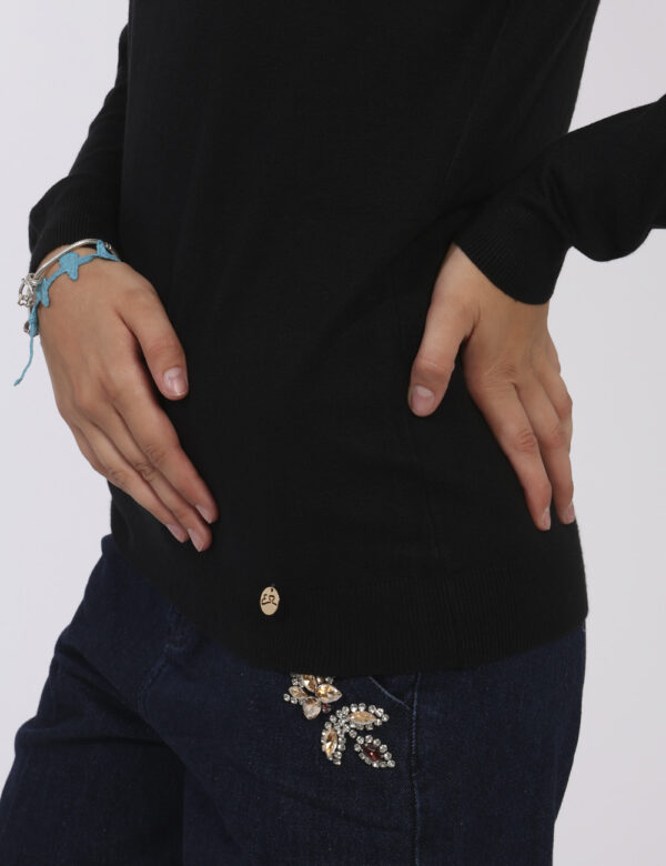Maglia Yes Zee Nero - Maglia a maniche lunghe con scollo a barchetta ed in total nero. La vestibilità è morbida e regolare.