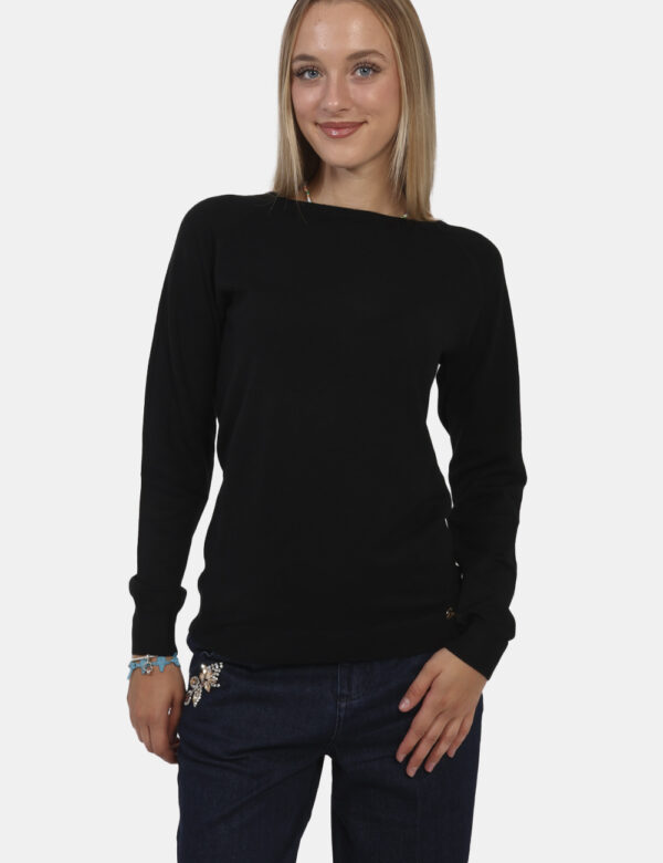 Maglia Yes Zee Nero - Maglia a maniche lunghe con scollo a barchetta ed in total nero. La vestibilità è morbida e regolare.