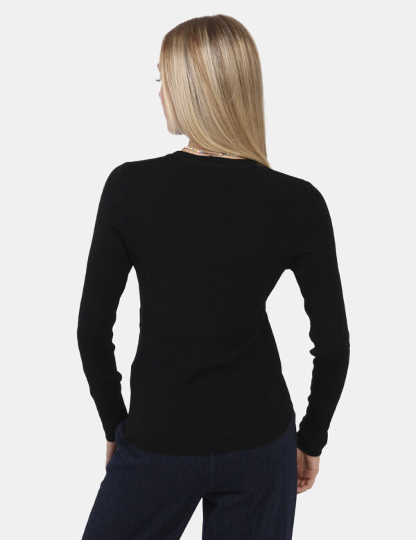 Maglione Yes Zee Nero - Maglione a maniche lunghe in total nero con girocollo classico. La vestibilità è morbida e regolare.