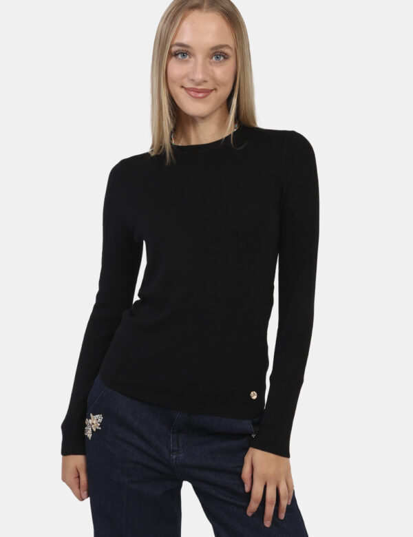Maglione Yes Zee Nero - Maglione a maniche lunghe in total nero con girocollo classico. La vestibilità è morbida e regolare.