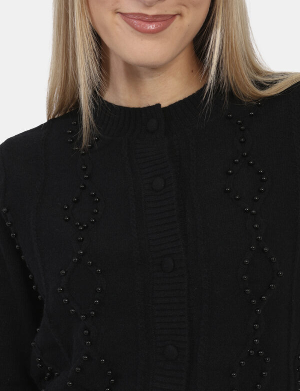 Maglione Yes Zee Nero - Maglione modello cardigan in total nero con perline coordinate. La vestibilità è morbida e pratica g