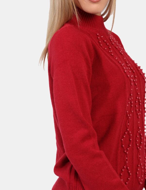Maglione Yes Zee Rosso - Maglione a collo alto ed in total rosso arricchito da perle in tinta. La vestibilità è morbida e re