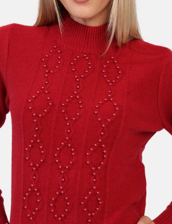 Maglione Yes Zee Rosso - Maglione a collo alto ed in total rosso arricchito da perle in tinta. La vestibilità è morbida e re