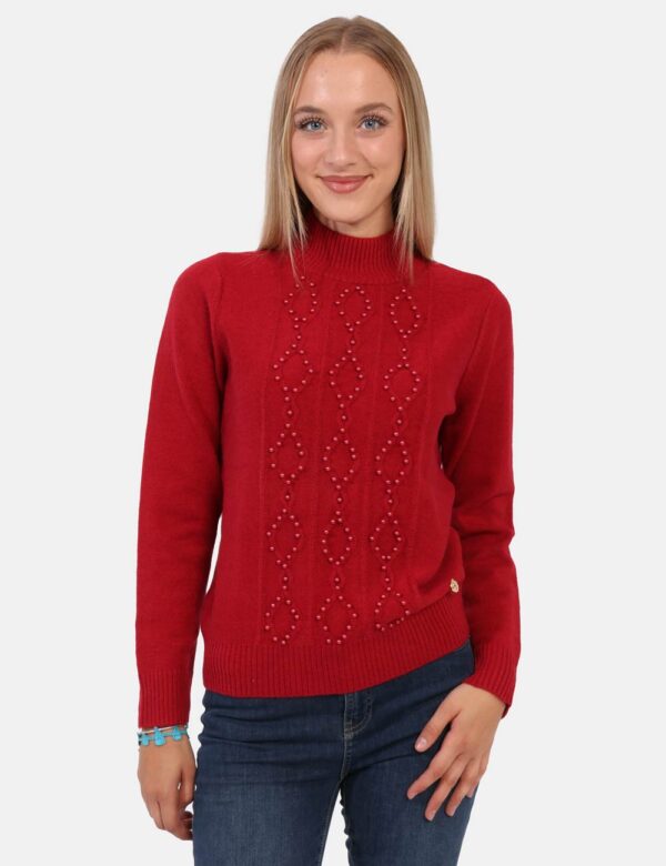 Maglione Yes Zee Rosso - Maglione a collo alto ed in total rosso arricchito da perle in tinta. La vestibilità è morbida e re