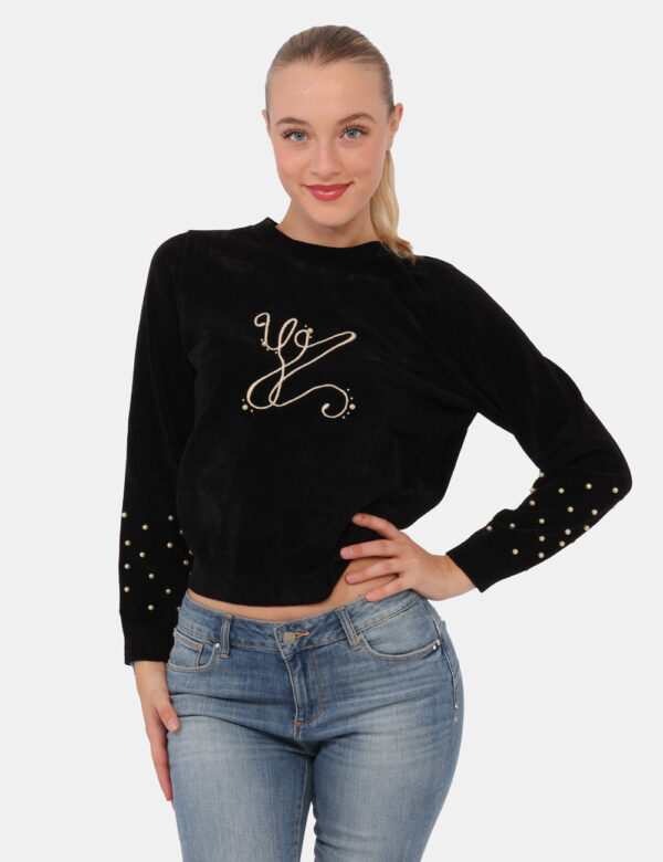 Maglione Yes Zee Nero - Maglione in simil ciniglia su base nera con logo ricamato in tinta oro. Ulteriore dettaglio è rappre